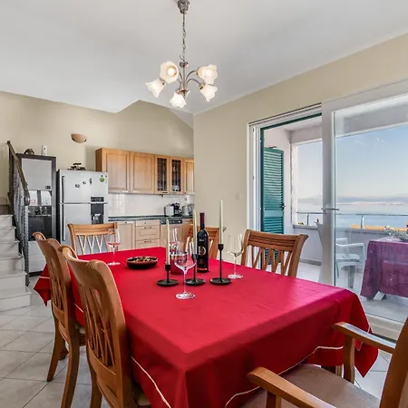 Spacious & Charming 128 M2 With Sea View アパート