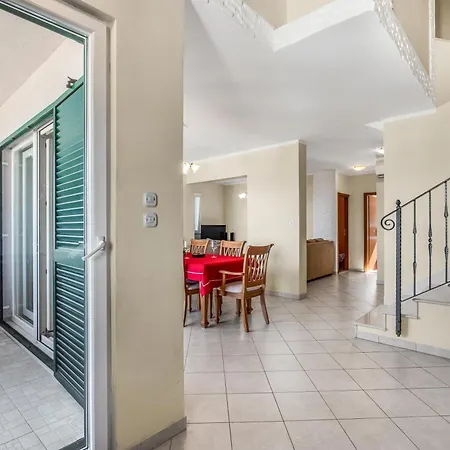 Spacious & Charming 128 M2 With Sea View アパート