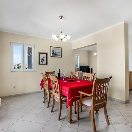 Spacious & Charming 128 M2 With Sea View Apartment Supetar