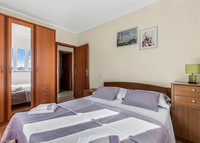 Spacious & Charming 128 M2 With Sea View سوبيتار