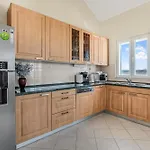 Spacious & Charming 128 M2 With Sea View شقة