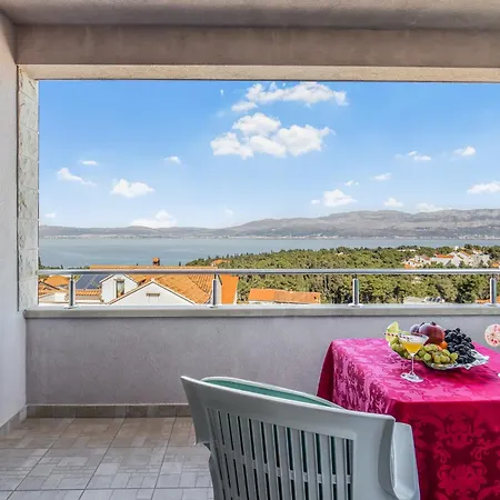 Spacious & Charming 128 M2 With Sea View Apartament Supetar