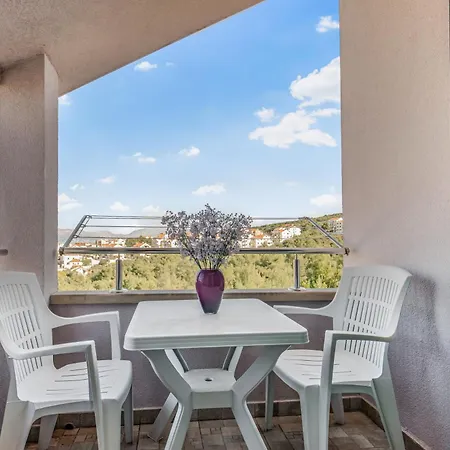 Spacious & Charming 128 M2 With Sea View Apartament *